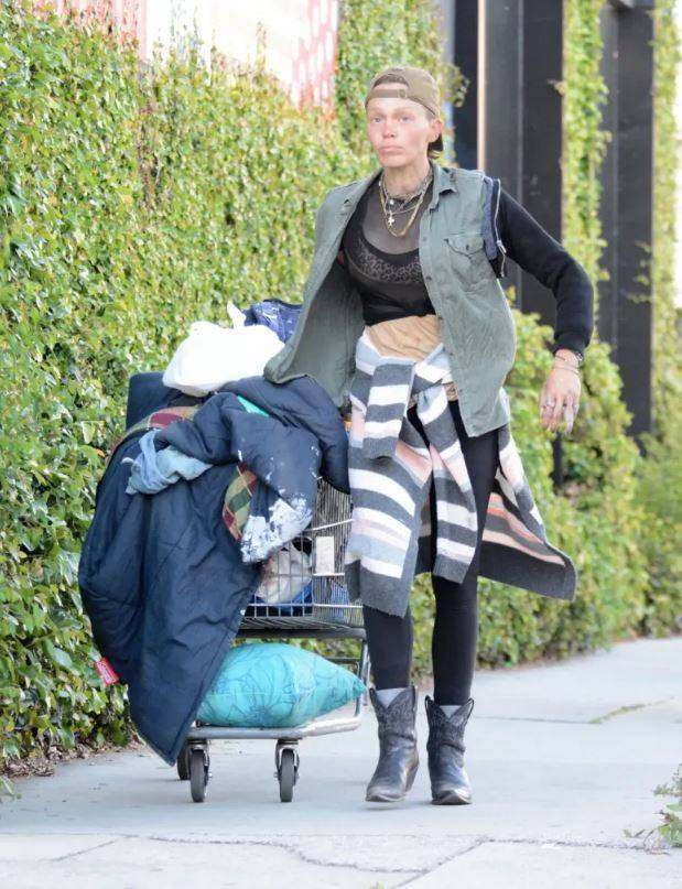 Ünlü model Loni Willison ön dişleri dökük yine çöp toplarken görüntülendi - Resim: 21